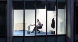 Stressata, triste e ansiosa: così si sente la forza lavoro globale