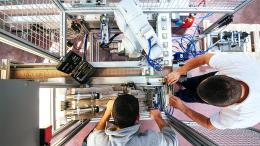 L'automazione non si limita a creare o distruggere posti di lavoro, ma li trasforma