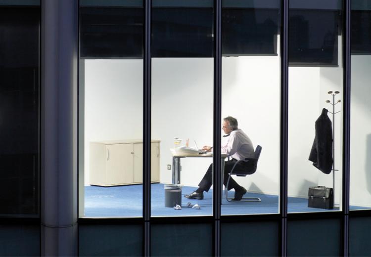 Stressata, triste e ansiosa: così si sente la forza lavoro globale